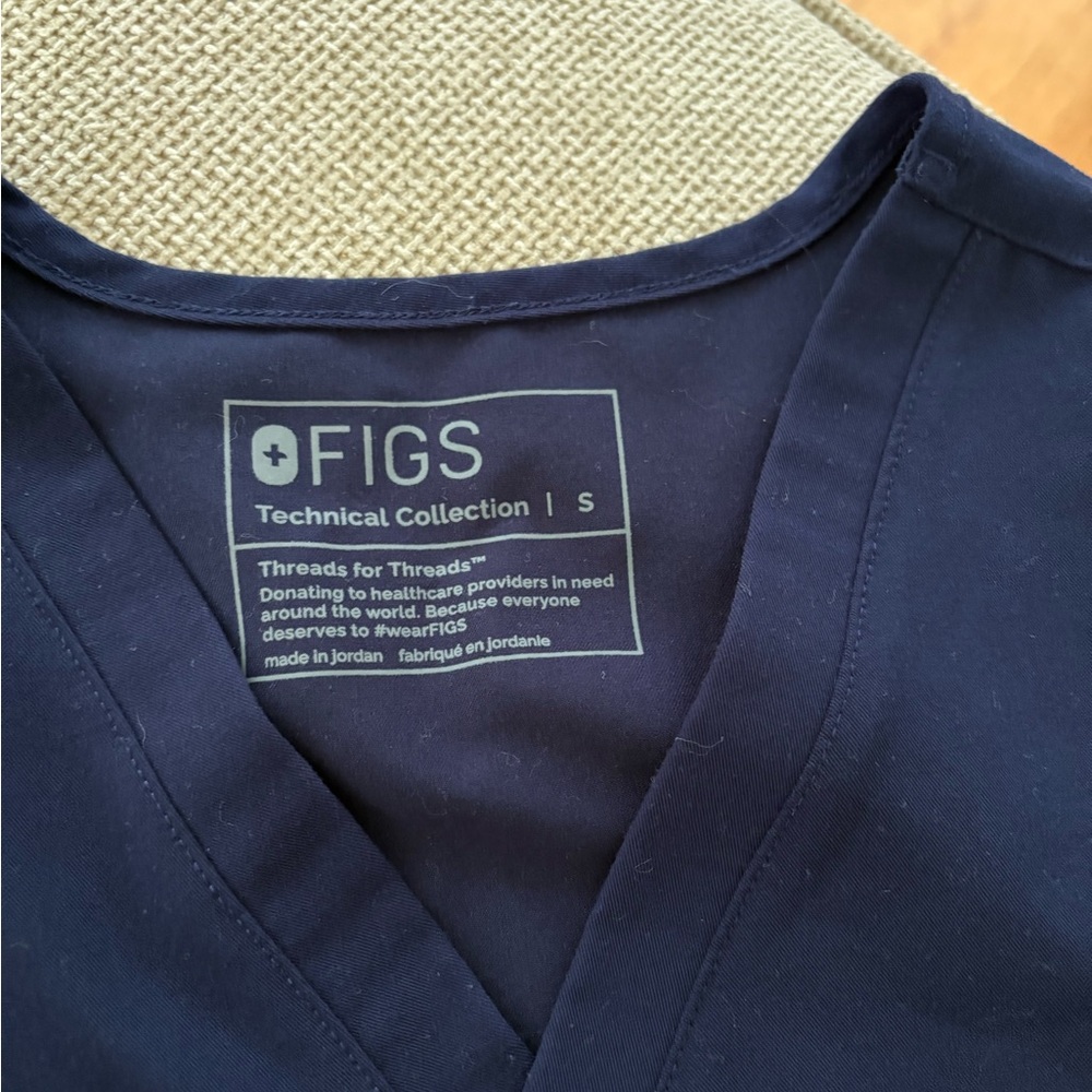 Figs Technical Collection Dark Blue Scrub Top - Picture 2 of 3
